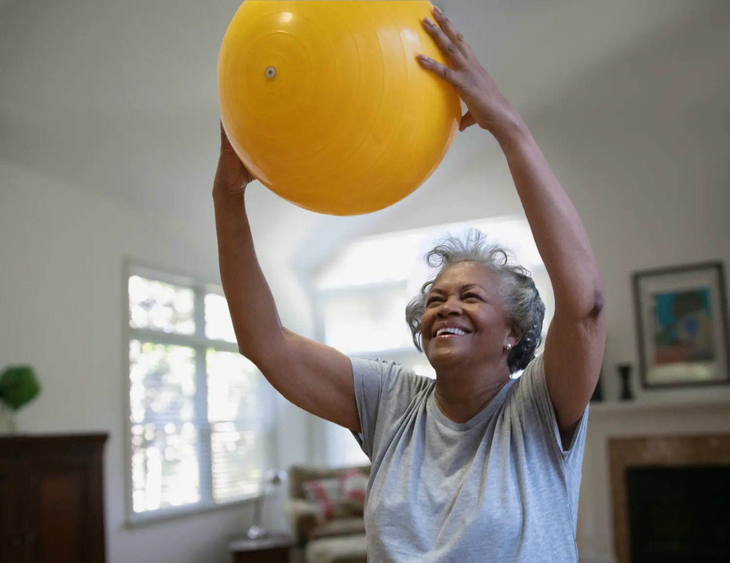 Ältere Dame mit großem Ball von Physio Effektiv